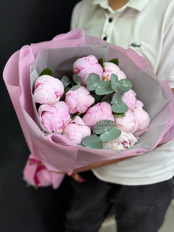 Букет из 11 пионов с эвкалиптом — изображение 6