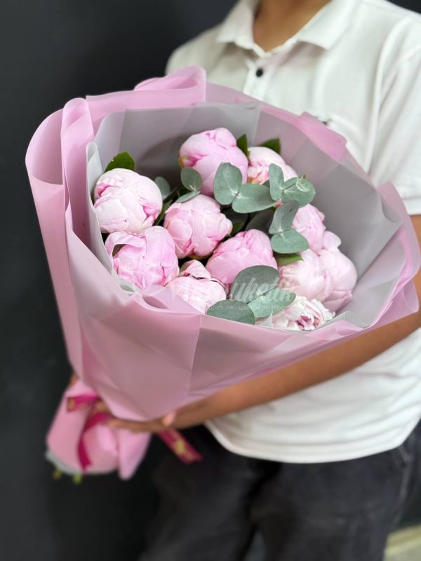 Букет из 11 пионов с эвкалиптом — изображение 2