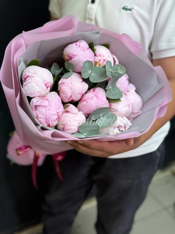 Букет из 11 пионов с эвкалиптом — изображение 7