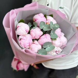Букет из 11 пионов с эвкалиптом