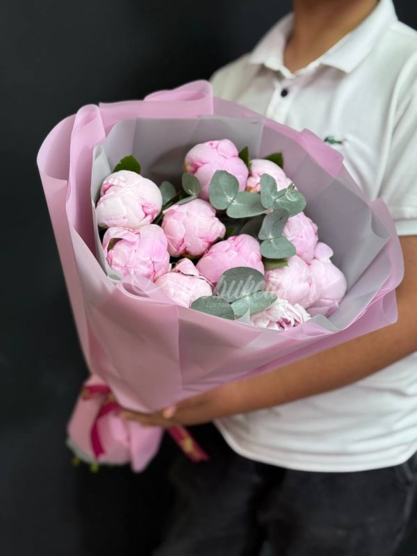 Букет из 11 пионов с эвкалиптом — изображение 5