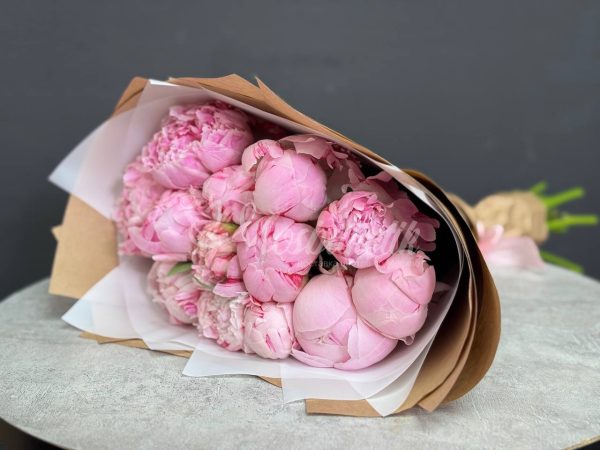 Букет из 13 пионов