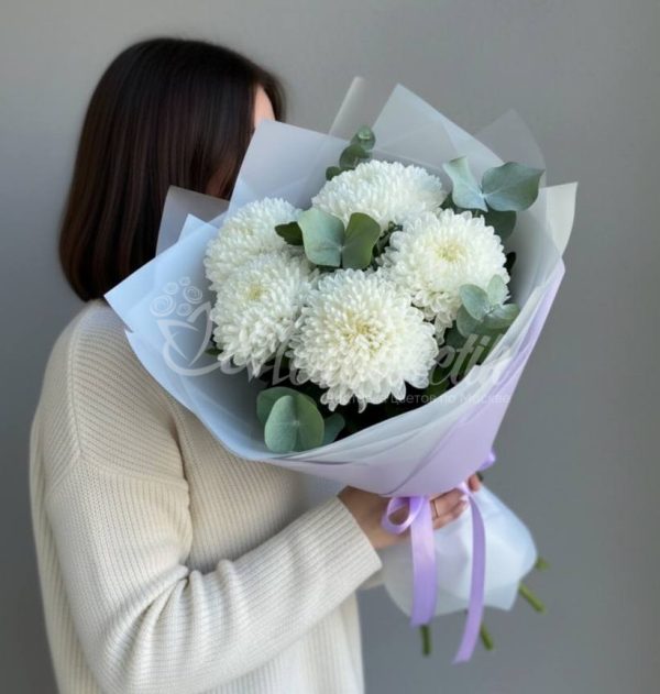Букет из 5 белых хризантем с эвкалиптом