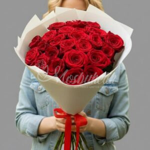 Букет из 25 красных роз Ред Наоми 60 см
