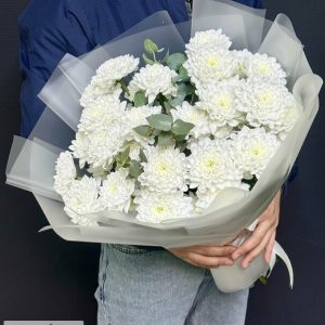 Букет из 5 хризантем с эвкалиптом