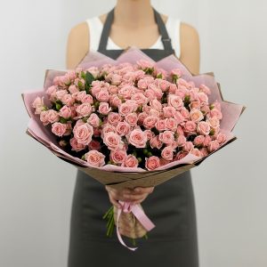 Букет из 29 нежных кустовых роз 60 см