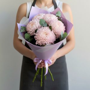Букет из 5 розовых хризантем с эвкалиптом