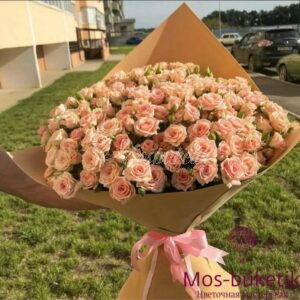 Букет из 29 персиковых кустовых роз