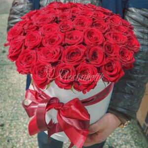 45 красных роз в коробке