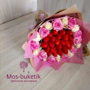 Букет из 21 роз с клубниками
