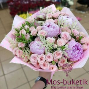 Авторский букет из пионов и кустовых роз