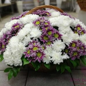 51 микс кустовых хризантем в корзине
