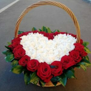 29 красных роз с хризантемами Сердце в корзине